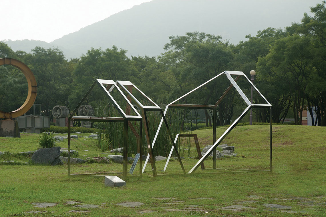 Home is a stainless steel frame sculpture commemorating sister city relationship between Kobe and Incheon.
