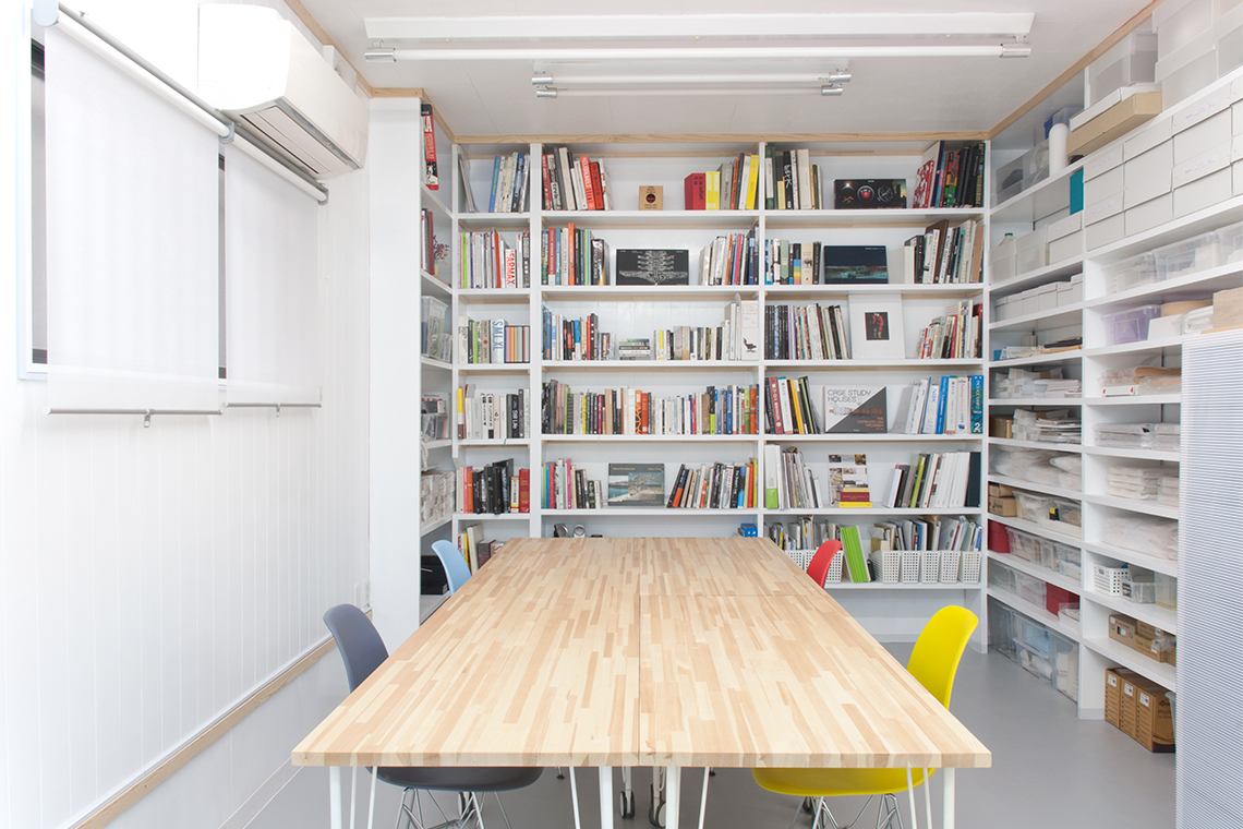 Kobe Studio の図書館と会議室には、棚と携帯用の会議用テーブルが内蔵されています。