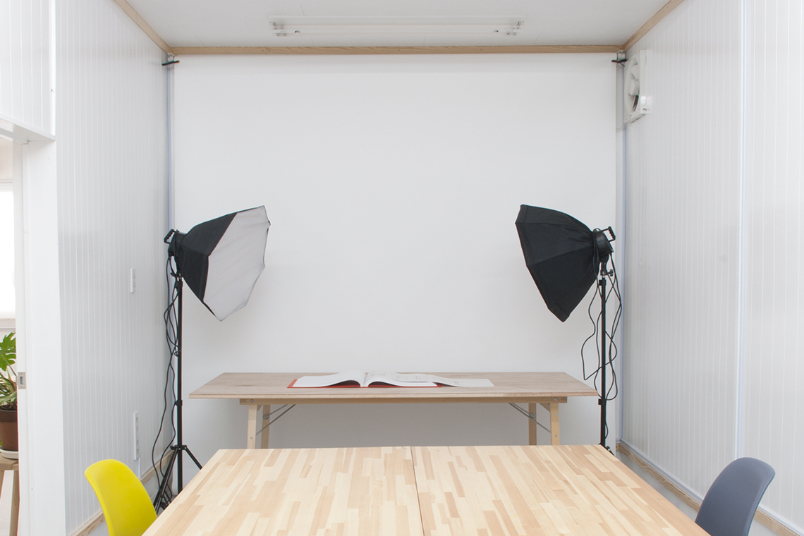 Kobe Studio ライブラリーや会議室の一部である小さな写真スタジオのスタジオビュー。