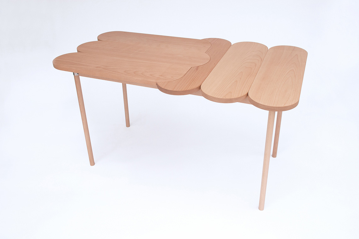 縦横に連動した複数の楕円形の木製ボードで作られたMoku＋テーブル。パターンとサイズを用途に合わせてカスタマイズできます。