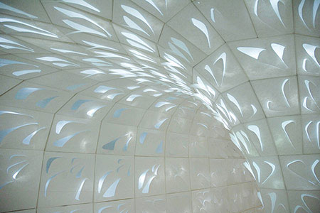Hope Treeは幹を環境の中心とした670枚の水彩紙パネルとバックライトで構成されたインスタレーションデザイン。