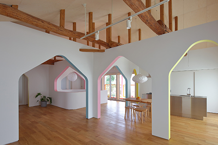 House of Many Arches is an interior renovation project for 24d-studio work and live space in Japan.